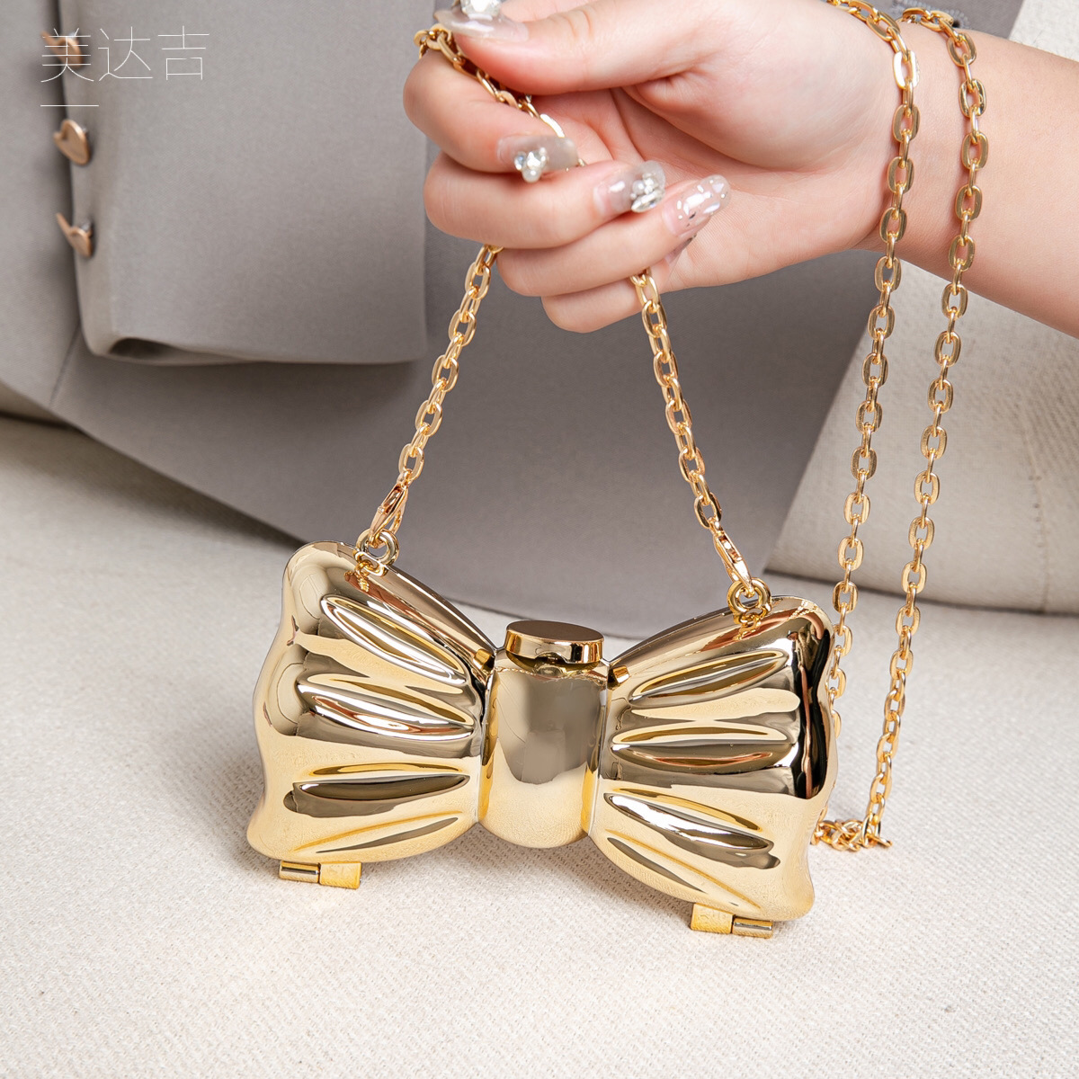 光沢のあるゴールドメタルの弓型ミニクラッチバッグ、ハードケー - Luxury Bags For You のレビューと価格