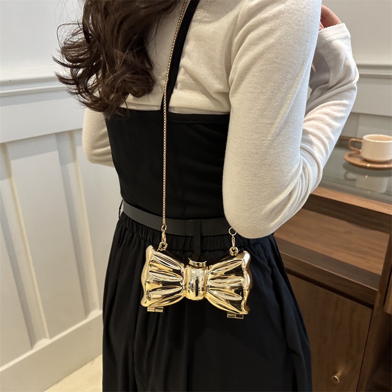 光沢のあるゴールドメタルの弓型ミニクラッチバッグ、ハードケー - Luxury Bags For You のレビューと価格